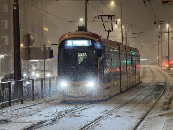 Na ulice wyjechały setki pługoposypywarek. 4 miliony mkw. do odśnieżenia