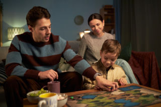 Dlaczego dziecko partnera cię odrzuca? Psychologowie wskazują powód