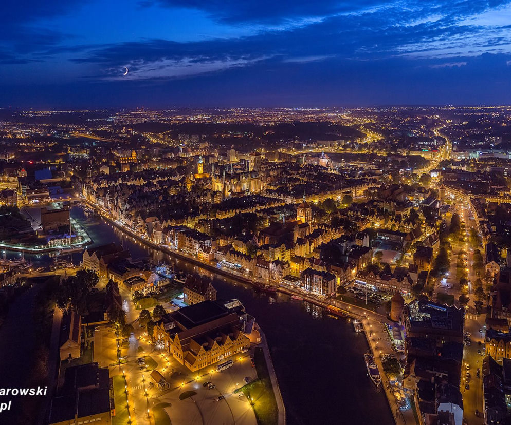 Nocny Gdańsk z lotu ptaka.