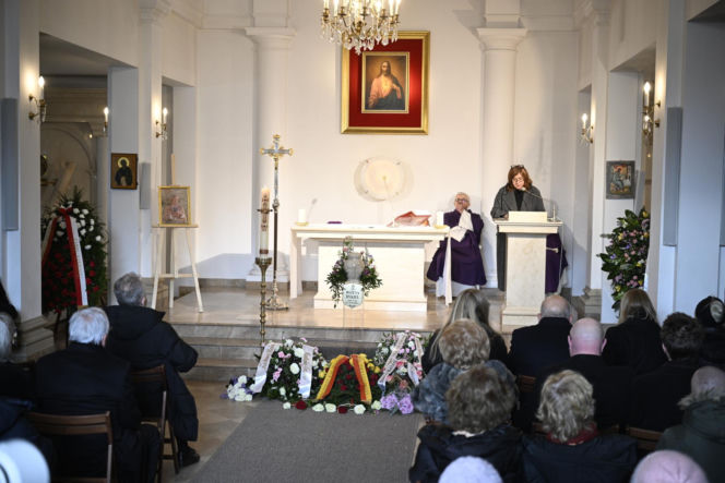 Pogrzeb Bożeny Dykiel przyciągnął tłumy. Pojawił się wieniec od Sławy Przybylskiej