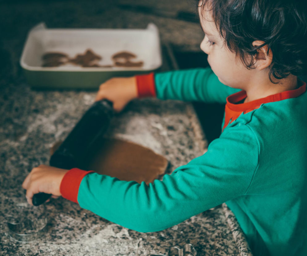 Tak robi się świąteczne pierniczki w wielu domach. Pediatra mówi o ryzyku 