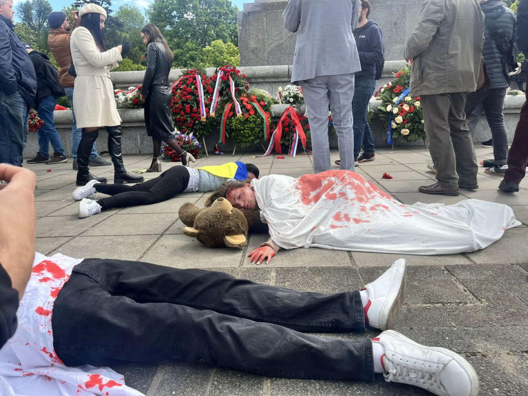 Antywojenny protest na Cmentarzu Żołnierzy Radzieckich w Warszawie
