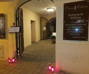 Znicze przed restauracjami w Poznaniu