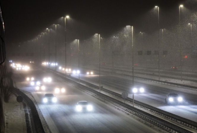 Holandia/ Setki odwołanych lotów, chaos na kolei i rekordowe korki z powodu ataku zimy