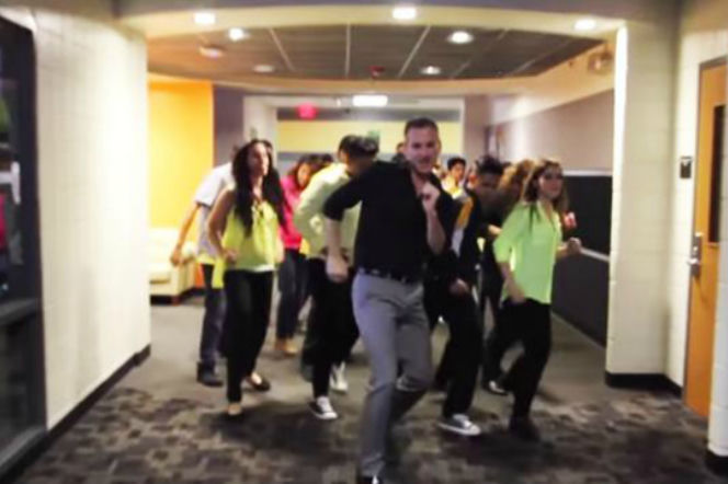 Bruno Mars - Uptown Funk: lipdub z nauczycielem