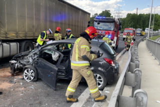 Potworny wypadek na ul. Żołnierskiej w Warszawie. Kierowca w stanie krytycznym. Wielkie utrudnienia ZDJĘCIA