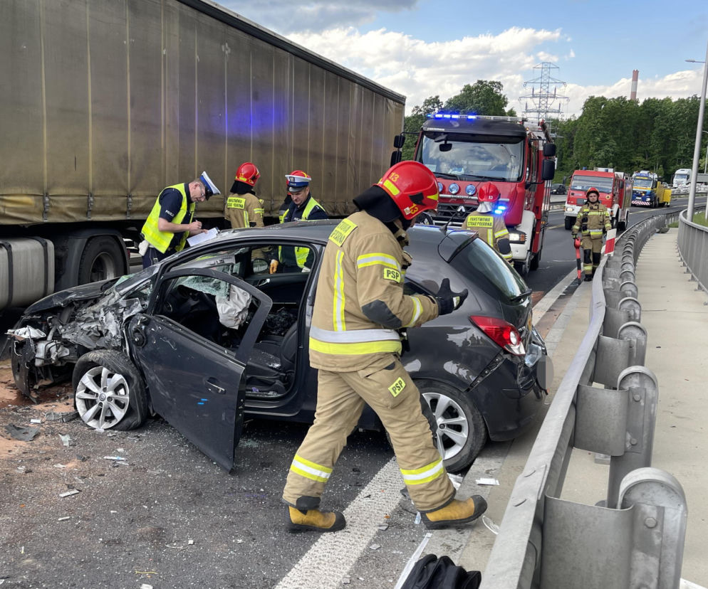 Potworna czołówka z ciężarówką na Żołnierskiej. Kierowca w stanie krytycznym