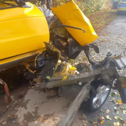 Osobówka z impetem uderzyła w drzewo. Z auta zostały strzępy