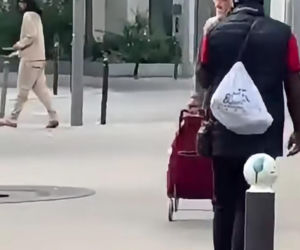 Krwawy atak w centrum Paryża. Nożownik rzucił się na kobiety, wszystko nagrała kamera