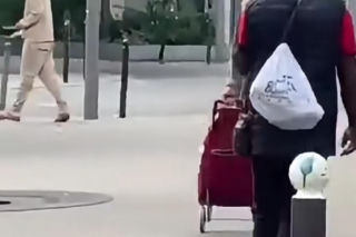 Krwawy atak w centrum Paryża. Nożownik rzucił się na kobiety, wszystko nagrała kamera