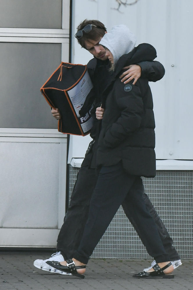 Maciej Musiał najpierw pieści auto, potem dziewczynę