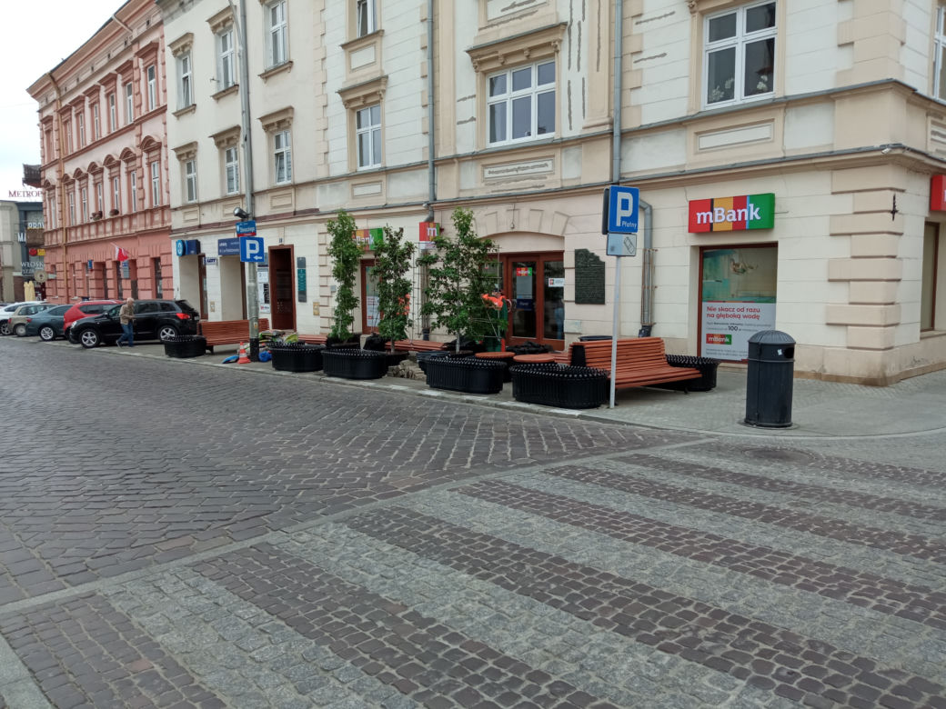 Ławki i zieleń na ul. Słowackiego w Rzeszowie. Koniec z parkowaniem na chodniku