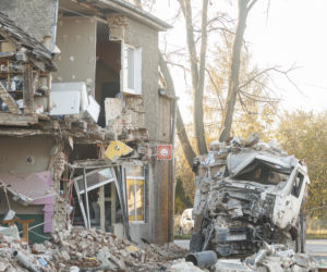 Ciężarówka wjechała w budynek