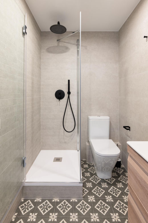 Jak urządzić małą toaletę? Bardzo małe WC w bloku - nowoczesne aranżacje