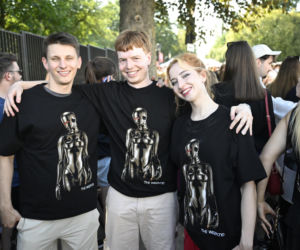 Fani w upale czekają na koncert The Weeknd. Tłumy w Warszawie