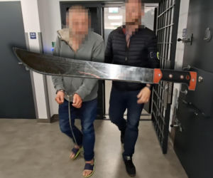 Z maczetą ruszył na sąsiada. Ofiara „miała dużo szczęścia” komentuje policja