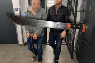 Z maczetą ruszył na sąsiada. Ofiara „miała dużo szczęścia” - komentuje policja