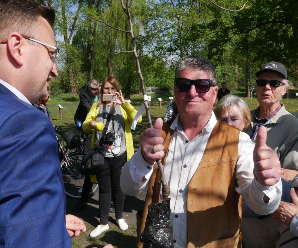 Sad edukacyjny na Antoniuku oficjalnie otwarty. Miasto rozdało tysiąc drzewek owocowych [ZDJĘCIA, AUDIO]