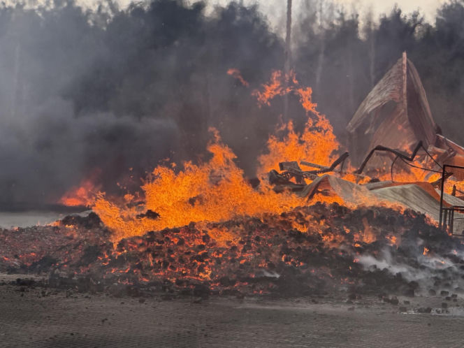 Potężny pożar w Czosnowie