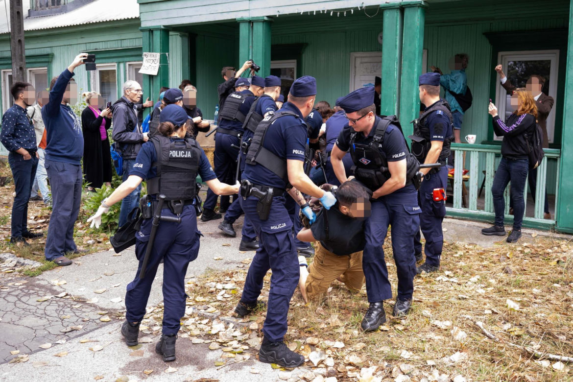 Chaos na Osiedlu Przyjaźń. Policja zatrzymała mieszkańca domku. „Wyciągnęli go siłą”