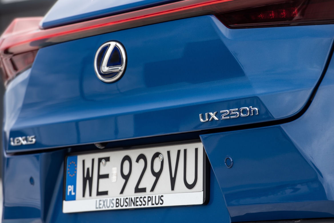 Range Rover Evoque D240 HSE vs Lexus UX 250h 