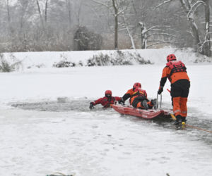 Gdy załamie się lód. Co robić, by uratować siebie lub kogoś, gdy wpadnie do wody?