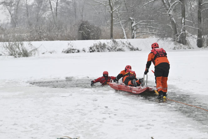 Gdy załamie się lód. Co robić, by uratować siebie lub kogoś, gdy wpadnie do wody?