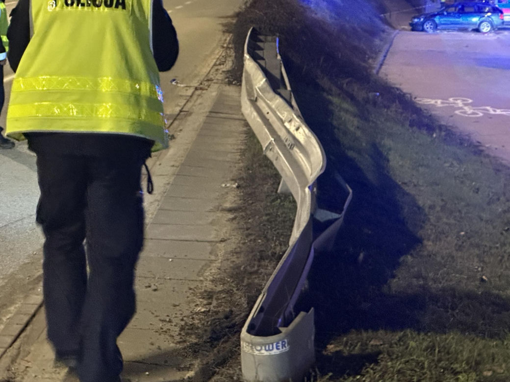  Osobówka runęła z wysokiej skarpy. Autem podróżowało pięć osób. Są ranni!