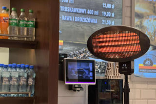 Pracownicy korzystają z prywatnych grzejników, a podróżującym - przyda się sporo cierpliwości