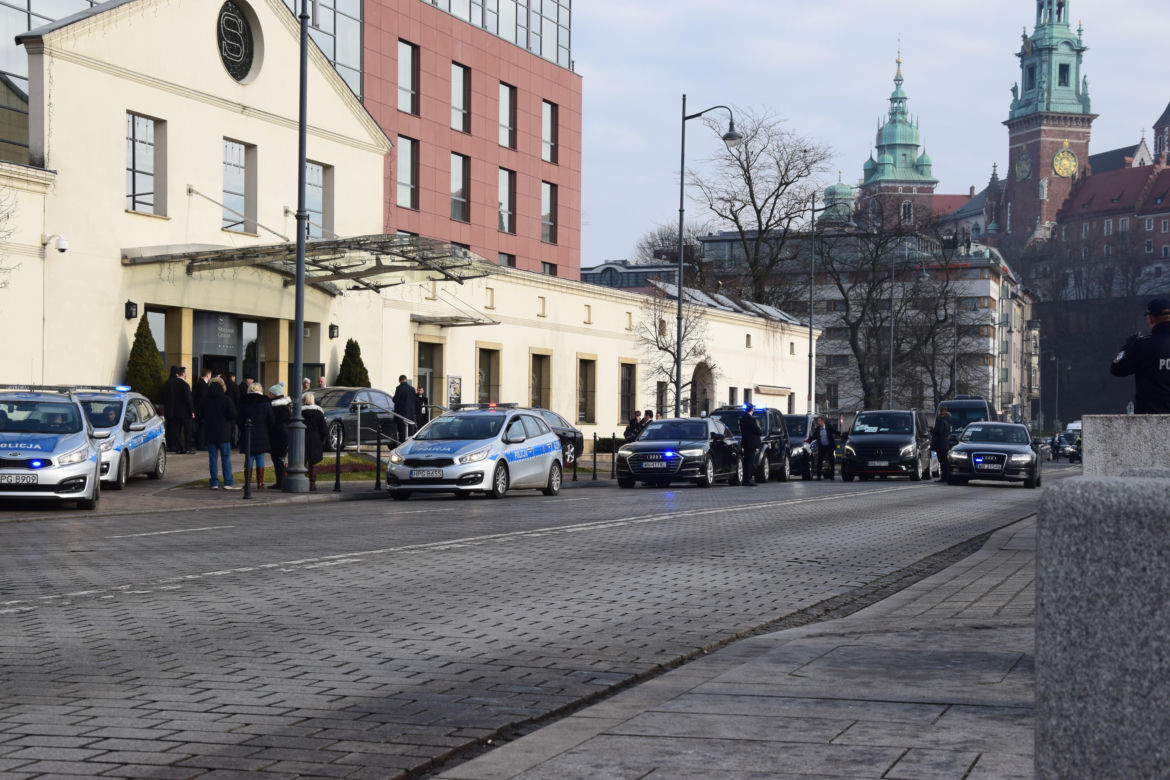 Śmigłowce i dziesiątki radiowozów na ulicach Małopolski