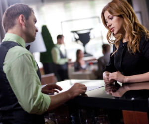 HOTEL 52, odc. 70. ADA FIJAŁ, czyli BEATA romansuje z barmanem ZDJĘCIA