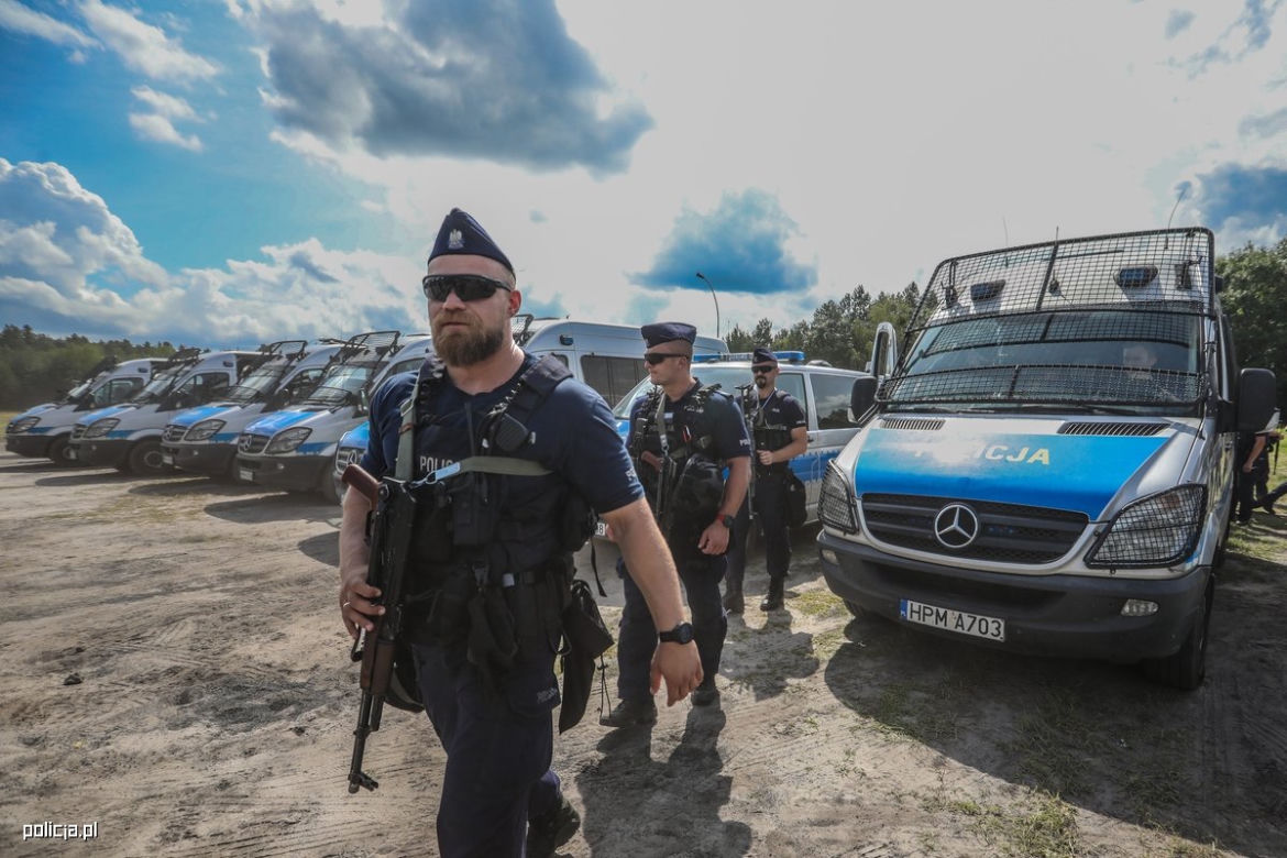 Policjanci z Rzeszowa jak z filmu Patryka Vegi. Zobaczcie zdjęcia z poligonu 