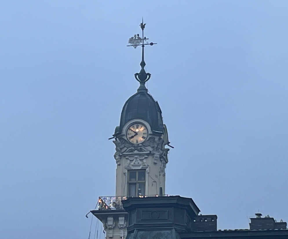 Zegar na wieży ratuszowej w Nowym Sączu