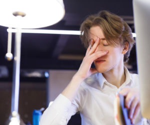 Ból głowy w pracy? Naukowcy z Harvardu ujawnili ukrytą przyczynę. Wystarczy prosty test smartfonem