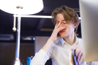 Ból głowy w pracy? Naukowcy z Harvardu ujawnili ukrytą przyczynę. Wystarczy prosty test smartfonem