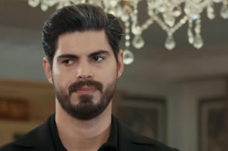 Panna młoda, odcinek 26: Cihan odchodzi z firmy. Zaskakuje wszystkich, gdy zabiera Hancer do domu