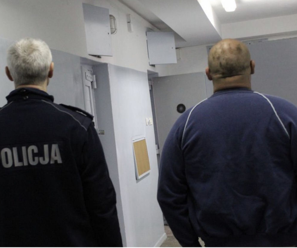 Zniszczył bramę, chciał zabić policjantów. Grozi mu DŁUGIE więzienie