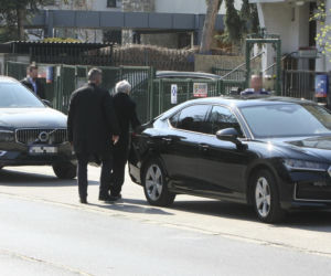 Jarosław Kaczyński szykuje się do świąt. Prezes PiS z kolorową palmą