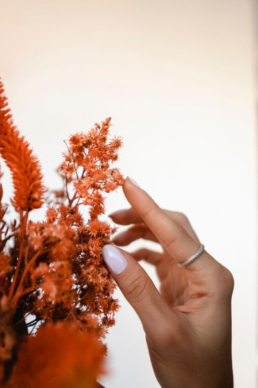 Manicure na wiosnę zachwyca prostotą. Zapomnij o mocnych kolorach i bogatych zdobieniach