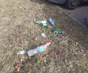 Śmieci w Łodzi walają się po skwerach i trawnikach. Mieszkańcy: Tak brudno nigdy nie było! 