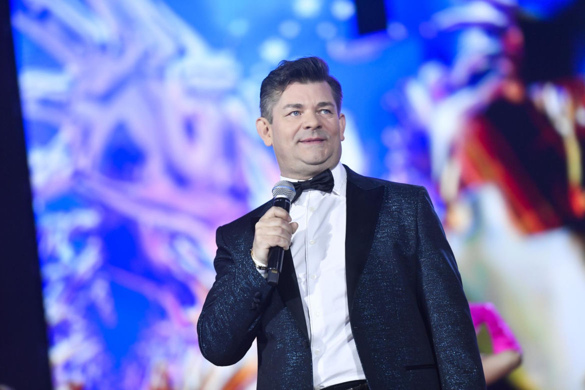 Tak Zenon Martyniuk zmieniał się przez lata. Na początku kariery nosił zupełnie inną fryzurę