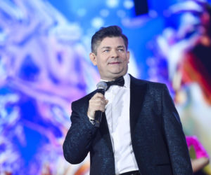 Tak Zenon Martyniuk zmieniał się przez lata. Na początku kariery nosił zupełnie inną fryzurę