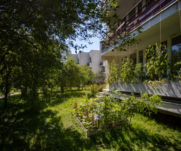 Nadal kojarzy się z PRL-owskimi blokami? Dziś loggia to efektowne przedłużenie wnętrza, miejsce relaksu, a nawet domowy ogród