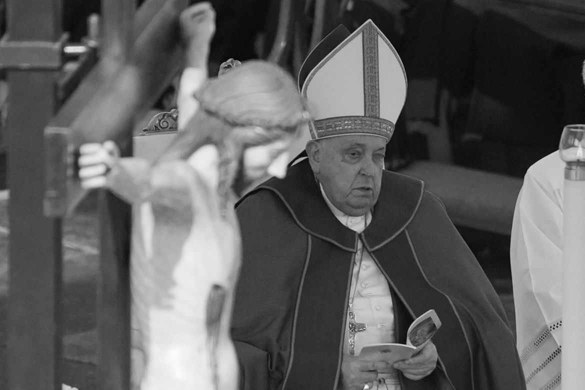 Papież Franciszek nie żyje.