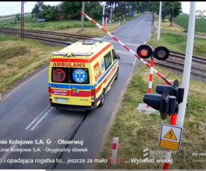 Karetka utknęła między rogatkami tuż przed nadjeżdżającym pociągiem