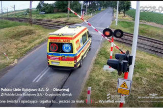 Karetka utknęła między rogatkami tuż przed nadjeżdżającym pociągiem