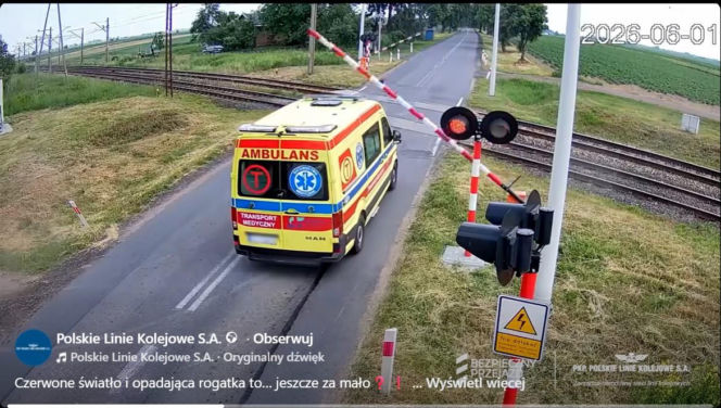 Karetka utknęła między rogatkami tuż przed nadjeżdżającym pociągiem
