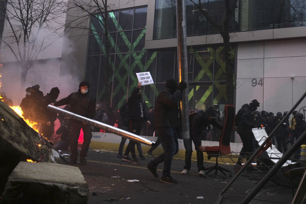 Francja płonie! Wielki atak na policję, dziesiątki rannych
