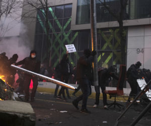 Francja płonie! Wielki atak na policję, dziesiątki rannych