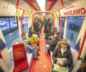 Świąteczny tramwaj na ulicach Warszawy
